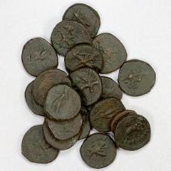 Group Lots - India KUSHAN: LOT of 17 AE tetradrachms & 1 didrachm, including Kanishka I: Mioro, Athsho; plus a didrachm with Oesho (scarce); Huvishka: emperor-on-elephant obverse (Taxila mint), Mao (5