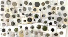 Lots antiker Münzen Allgemein Lots antiker Münzen - Allgemein - Sammlung eines Astrophysikers. 80 antike Münzen: 66 Bronzemünzen, 14 Silbermünzen. Griechen, Parther, Römer, Provinzialen, Byzantiner. A