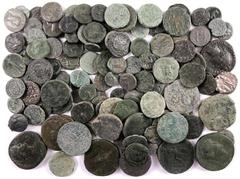 Lots antiker Münzen Allgemein Ca. 140 antike Bronzemünzen, überwiegend Griechen und Römer, darunter Asse der Röm. Republik, Sesterzen der Kaiserzeit, viele spätröm. Folles, Sizilien, Ptolemäer, usw. B