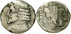 Tetradrachme, Seleukia, arsakid. Jahr 355 = 43. Diad. Brb. mit Spitzbart l./König thront r., empfängt Palmzweig von Tyche, über Palmzweig Jahreszahl. Sellwood 64.20ff. schön/sehr schön