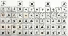 Lots antiker Münzen Griechen 65 Münzen in Rähmchen. U.a. Athen Tetradrachme, Kappadokien Drachmen, Makedonien Drachmen, etc. schön bis sehr schön