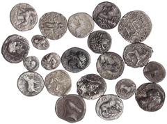 Lots antiker Münzen, Griechen 21 Kleinsilbermünzen, vom Obol bis zur Drachme und zum Tetrobol, u.a. von Histiaia, Milet, Larissa, Abdera, Indoskythen, Athen, usw. Besichtigen. schön bis sehr schön
