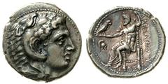Tetradrachme 325/315 v. Chr. Pella. Kopf Alexanders als Herakles mit Löwenskalp r./Î‘Î›Î•ÎžÎ‘ÎÎ”Î¡ÎŸÎ¥. Zeus thront l., hält Adler, im Feld attischer Helm, unter Thron Î‘Î£. Price 216. SNG Cop. 726. 