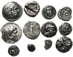 Lots antiker Münzen Griechen 12 griech. Silbermünzen mit kleinen Fehlern: Tetradrachme Donaukelten (gestopftes Loch) und Makedonien, Stater Soloi, Lykien, usw. gering erhalten-schön/sehr schön