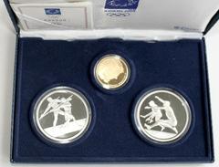 Ausländische Goldmünzen und -medaillen Griechenland Republik 1973 bis heute. Gedenkmünzensatz: 100 Euro 2004 auf die Olympischen Sommerspiele in Athen. Akademie v. Athen, 10 g. Feingold. Dazu 2 X 10 E