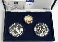 Ausländische Goldmünzen und -medaillen Griechenland Republik 1973 bis heute. Gedenkmünzensatz: 100 Euro 2004 auf die Olympischen Sommerspiele in Athen. Entfachung des Feuers, 10 g. Feingold. Dazu 2 X 