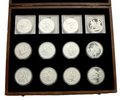 Ausländische Münzen und Medaillen Griechenland Republik seit 1973. 12 verschiedene 10 Euro Silbermünzen zur Olympiade 2004 in Athen. In Holzschatulle mit 6 Zertifikaten. Polierte Platte