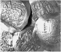 THE LAKEVIEW COLLECTION OF ANCIENT COINS BYZANTINE EMPIRE John II Comnenus, 1118-1143. No.: 7141 Schätzwert/Estimate: CHF 400.- d=41 mm El.-Aspron Trachy. Christ seated facing. Rev. Emperor and St. Ge