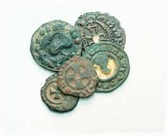 ANCIENT COINAGE GREEK COINS Kings of Aksum No.: 5533 Schätzwert/Estimate: CHF 150.- Anonymous. Lot of five aes. Ouzebas, Anonymous, Armah. Munro-Hay p. 87, 91, 99, 148. Fine-almost very fine. (5)