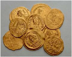 ANCIENT COINS BYZANTINE EMPIRE Lots No.: 793 Schätzwert/Estimate: CHF 450.- Anastasius I, 491-518. Tremissis (3). Justin I. Tremissis (2). Justinian I. Tremissis (4). Fine-very fine. (9)