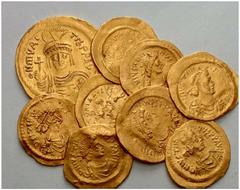 ANCIENT COINS BYZANTINE EMPIRE Lots No.: 794 Schätzwert/Estimate: CHF 500.- Justinian I, 527-565. Semissis. Tremissis (6). Maurice Tiberius. Solidus. Tremissis. Fine-very fine. (9)
