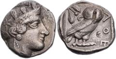 GRIECHISCHE MÜNZEN ATTIKA ATHEN AR-Tetradrachme 440-420 v. Chr. Vs.: Kopf der Athena mit Helm und Lorbeer n. r., Rs.: Eule steht n. r., Kopf v. v., links oben Ölzweig neben Mondsichel, alles in quadra