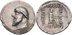 GRIECHISCHE MÜNZEN PARTHER, KÖNIGREICH DER ARSAKIDEN Mithradates II., 121-91 v. Chr. AR-Drachme Ekbatana Vs.: Büste in Ornat mit Diadem n. l., Rs.: 4-zeilige Beischrift, Arsakes sitzt mit Bogen n. r. 