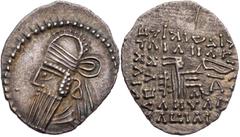 GRIECHISCHE MÜNZEN PARTHER, KÖNIGREICH DER ARSAKIDEN Vologases IV., ca. 147-191 n. Chr. AR-Drachme Ekbatana Vs.: Büste in Ornat mit Tiara und Diadem n. l., Rs.: 7-zeilige Trugschrift, Arsakes sitzt mi