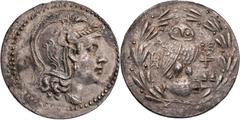 GRIECHISCHE MÜNZEN ATTIKA ATHEN AR-Tetradrachme 154/153 v. Chr. Vs.: Kopf der Athena Parthenos mit dreibuschigem Helm n. r., Rs.: Eule steht auf liegender Amphora n. r., Kopf v. v., links und rechts i