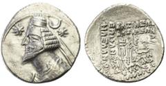 Parthia, Königreich der Arsakiden, Orodes II., 57–38 v. Chr., Drachme, Mzst. Ekbatana, Vs.: drap. Büste mit Diadem n. l., links oben Stern, rechts Mondsichel und Stern, Rs.: Arsakes sitzt mit Bogen n.