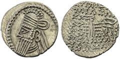 Parthia, Königreich der Arsakiden, Vologases IV., 147–191, Drachme, Mzst. Ekbatana, Vs.: drap. Büste mit Helm und Diadem n. l., Rs.: Arsakes sitzt mit Bogen n. r., l. unten Λ, r. Monogramm für ATA, Se