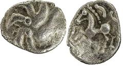 GERMANIEN VINDELIKER AR-Quinar, Büschel-Quinar Gruppe E 1 1. Jh. v. Chr. Vs.: Wirbel im Uhrzeigersinn mit drei Innenpunkten, Rs.: Pferd mit langen Beinen n. l., Beizeichen zwei gegenständige Torques K