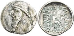 GRIECHISCHE MÜNZEN PARTHER, KÖNIGREICH DER ARSAKIDEN Mithradates II., 123-88 v. Chr. AR-Drachme Rhagae Vs.: Büste im Ornat n. l., Rs.: Arsakes thront mit Bogen n. r. Sellwood 27.1; Shore 85. 3.95 g.