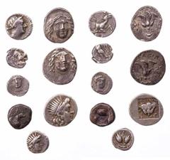LOTS ANTIKER MÜNZEN Lot, griechische Münzen AR-Prägungen aus Ionien: Ephesos, Diobol; Ionien: Teos, 1/8 Stater; Karische Inseln: Rhodos, Drachmen (3), Diobol; Kilikien: Nagidos, Obol; Phoenizien: Tyro