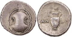 GRIECHISCHE MÜNZEN BÖOTIEN THEBEN AR-Stater 395-382 v. Chr., Magistrat Andr(okleidas) Vs.: boiotischer Schild, Rs.: Halsamphora, oben Kranz BMC 80, 112 var.; SNG Cop. 315; Slg. BCD 501. 11.88 g. breit