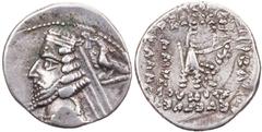 GRIECHISCHE MÜNZEN PARTHER, KÖNIGREICH DER ARSAKIDEN Phraates IV., 38-2 v. Chr. AR-Drachme Rhagai Vs.: Büste in Ornat mit Diadem und Halskette n. l., rechts oben Adler mit Lorbeerkranz n. l., Rs.: 7-z