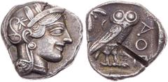 GRIECHISCHE MÜNZEN ATTIKA ATHEN AR-Tetradrachme um 430-412 v. Chr. Vs.: Kopf der Athena mit Helm und Lorbeer n. r., Rs.: Eule steht n. r., Kopf v. v., links oben Ölzweig und Mondsichel, rechts im Feld