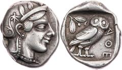 GRIECHISCHE MÜNZEN ATTIKA ATHEN AR-Tetradrachme um 450 v. Chr. Vs.: Kopf der Athena mit Helm und Lorbeer n. r., Rs.: Eule steht n. r., Kopf v. v., links Ölzweig neben Mondsichel, alles in quadratum in