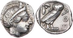 GRIECHISCHE MÜNZEN ATTIKA ATHEN AR-Tetradrachme um 440-420 v. Chr. Vs.: Kopf der Athena mit Helm und Lorbeer n. r., Rs.: Eule steht n. r., Kopf v. v., links oben Ölzweig und Mondsichel, alles in quadr