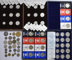 Collections Worldwide Alle Welt: 3 Kassetten und ein paar lose Münzen/Medaillen, dabei: Kassette mit 4 x 1 Dollar Gedenkmünzen Olympiade Los Angeles, Kassette mit 8 x 1 Dollar Los Angeles und 15 Münze