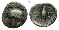 Greek Ionia. Magnesia ad Maeandrum. Themistokles (465-459) BC. Tetartemorion AR 6mm., 0,21g. Head of Apollo left; wearing taenia / Θ-Ε, barley grain. very fine J. Nollé, SNR 75 (1996) - ; J. Nollé - A