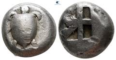 Greek Islands off Attica. Aegina circa 525-480 BC. Stater AR 18 mm, 11,86 g Sea turtle, head in profile / Incuse square with skew pattern. nearly very fine Meadows, Aegina, Group IIc; HGC 6, 434.