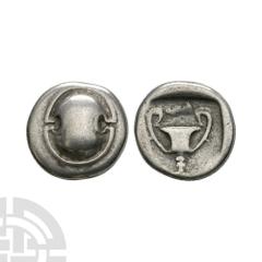 Coins - Greek Thebes - Boeotia - Shield AR Hemidrachm. 425-375 B.C. Obv: Boeotian shield. Rev: kantharos with club or mace above. Cf. BCD Boeotia 62; cf.HGC 4, 1164 2.58 grams. Ex UK private collectio