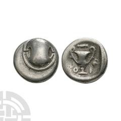 Coins - Greek Thebes - Boeotia - Shield AR Hemidrachm. 425-375 B.C. Obv: Boeotian shield. Rev: kantharos, BO - I across fields; club above, bunch of grapes to right. BCD Boeotia 27. HGC 4, 1165. 2.50 