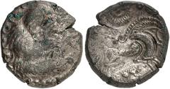 GAULE Armorique / Coriosolites. Statère au sanglier, Classe indéterminée ND (fin de la première moitié du Ier siècle avant J.-C. et Guerre des Gaules). Av. Tête à droite, la chevelure composée de troi