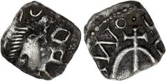 FRANCE / MÉROVINGIENS - FRANCE / MEROVINGIAN Poitou, Melle. Denier ND (c.700). B.6338 v. ; Argent - 0,9 g - 11 mm - 8 h Denier au buste à droite et E onciale croisetée au revers. Légende indéterminée.