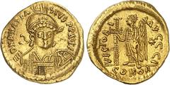 ITALIE - ITALY Ostrogoths, Théodoric (493-526). Solidus au nom d'Anastase ND (c.520), Rome ? Av. D N ANASTA - SIVS P P AVC. Buste casqué et cuirassé de face, la lance sur l'épaule droite et tenant un 