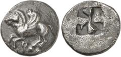 GRÈCE ANTIQUE Corinthe ( 545-500 av. J.C.). Drachme argent. Av. Pégase volant à gauche, les ailes repliées, la bride sur le cou, Q archaïque au dessous. Rv. Carré creux quadriparti en ailes de moulin.