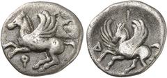 GRÈCE ANTIQUE Corinthe (350-338 av. J.C.). Diobole argent. Av. Pégase volant à gauche, au dessous Q. Rv. Pégase galopant à gauche D dans le champ à gauche, I au-dessus. BMC 323, BCD Corinthe, Lanz 105