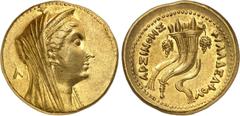 GRÈCE ANTIQUE Royaume Lagide, Ptolémée II (285-246 av. J.C.). Octodrachme d'or, Alexandrie, frappé sous Ptolémée II 253/2-246 av. J.C. Av. Tête voilée et diadémée d'Arsinoé II à droite, cornes d'Amon 