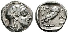 Griechische Münzen Attika Athen. Tetradrachme ca. 393-350 v. Chr. Athenakopf im attischen Helm nach rechts / Eule mit hersehendem Kopf nach rechts stehend vor Olivenzweig und Mondsichel, davor "AOE". 