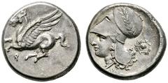 Griechische Münzen Korinthia Korinthos. Stater ca. 385-310 v. Chr. Pegasus nach links fliegend, darunter Koppa / Kopf der Athena mit korinthischem Helm nach links, dahinter als Beizeichen Aegis mit Go