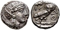 Griechische Münzen Attika. Athen Tetradrachme 449-415 v. Chr. Athenakopf im attischen Helm nach rechts / Eule mit hersehendem Kopf nach rechts stehend vor Olivenzweig und Mondsichel, davor "AOE". SNG 