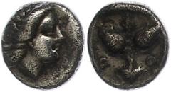 Ancient Coins Antike Münzen - Griechenland 394-304 v. Chr., Hemidrachme, Karien, Rhodos. Av: Kopf der Stadtgöttin nach rechts. Rev: Rose mit Trieb zwischen den Buchstaben "PO", darüber Beizeichen. 1,0