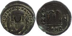 Ancient Coins Münzen Byzanz 578-582, Bronze- Follis, Tiberius II. Constantinus. Av: Büste des Kaisers mit Kreuzkrone frontal, in der Rechten Mappa und in der Linken Zepter mit Adleraufsatz, über dem A