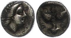 Ancient Coins Antike Münzen - Griechenland 394-304 v. Chr., Hemidrachme, Karien, Rhodos. Av: Kopf der Stadtgöttin nach rechts. Rev: Rose mit Trieb zwischen den Buchstaben "PO", darüber Beizeichen. 1,0