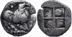 Ancient Coins Makedonien Aigai, AR Trihemiobol (0,85g), 500-480 v. Chr., Av: Ziege mit rückgewendetem Kopf r. kniend, darüber und darunter Kugel, Rev: Viergeteiltes Quadratum incusum, BMC 4, SNG ANS 5