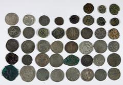 Medieval Coins Münzen Mittelalter Ausland Sammlung von unterschiedlichen islamischen bzw. orientalischen Prägungen. Dabei u.a. abbasidische und seldschukische Dirham sowie einige Æ. Erhaltung meist um