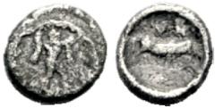 GRIECHISCHE MÜNZEN LUCANIA Sybaris (D) Obol (0,38g), ca. 440-400 v.Chr. Av.: Poseidon mit Chlamys und Dreizack n.r. Rv.: Stier n.r. -- Etwas rauh. HN Italy - (cf 1755, Triobol), SNG ANS - (cf 870-872,