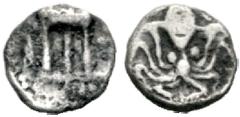 GRIECHISCHE MÜNZEN BRUTTIUM Kroton (D) Obol (0,42g), ca. 480-425 v.Chr. Av.: Dreifuß, im l. Feld Reiher. Rv.: Oktopus. -- Leichte Auflagen. HN Italy - (cf 2128, Triobol), SNG ANS - (cf 331, Triobol). 